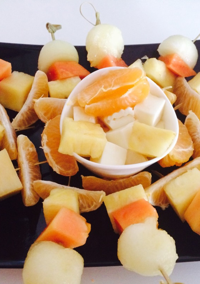 Una foto de Brochetas de fruta con queso