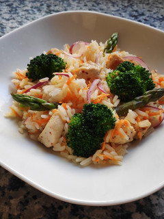 Una foto de Arroz con vegetales y pollo
