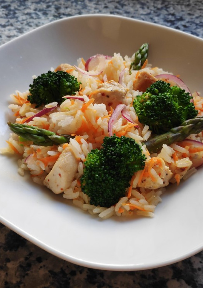 Una foto de Arroz con vegetales y pollo