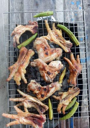Hình của món Cánh gà chân gà nướng.