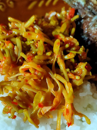 Bagaimana Menyiapkan Tumis pedas bunga pepaya yang Lezat Sekali