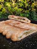 Jugoso calzone de humita y cebolla de verdeo