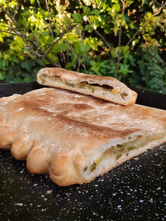 Una foto de Jugoso calzone de humita y cebolla de verdeo