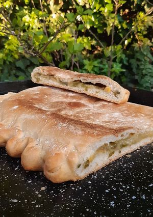 Una foto de Jugoso calzone de humita y cebolla de verdeo