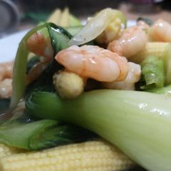 A picture of Prawns with pak choi and baby corn.