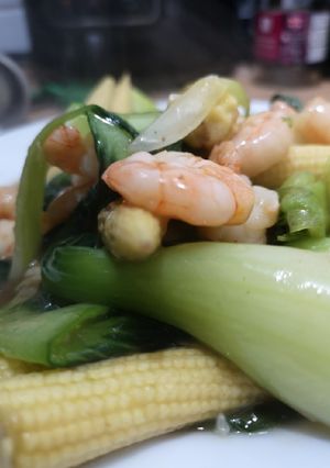 A picture of Prawns with pak choi and baby corn.