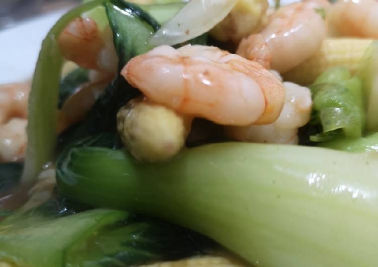 Steps to Prepare Ultimate Prawns with pak choi and baby corn