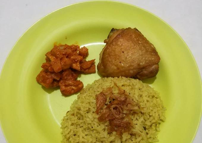 Nasi briyani dan ayam goreng