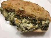 Una foto de pollo relleno al horno pechuga