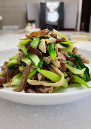鮮菇木耳炒青菜 的食譜成品照片
