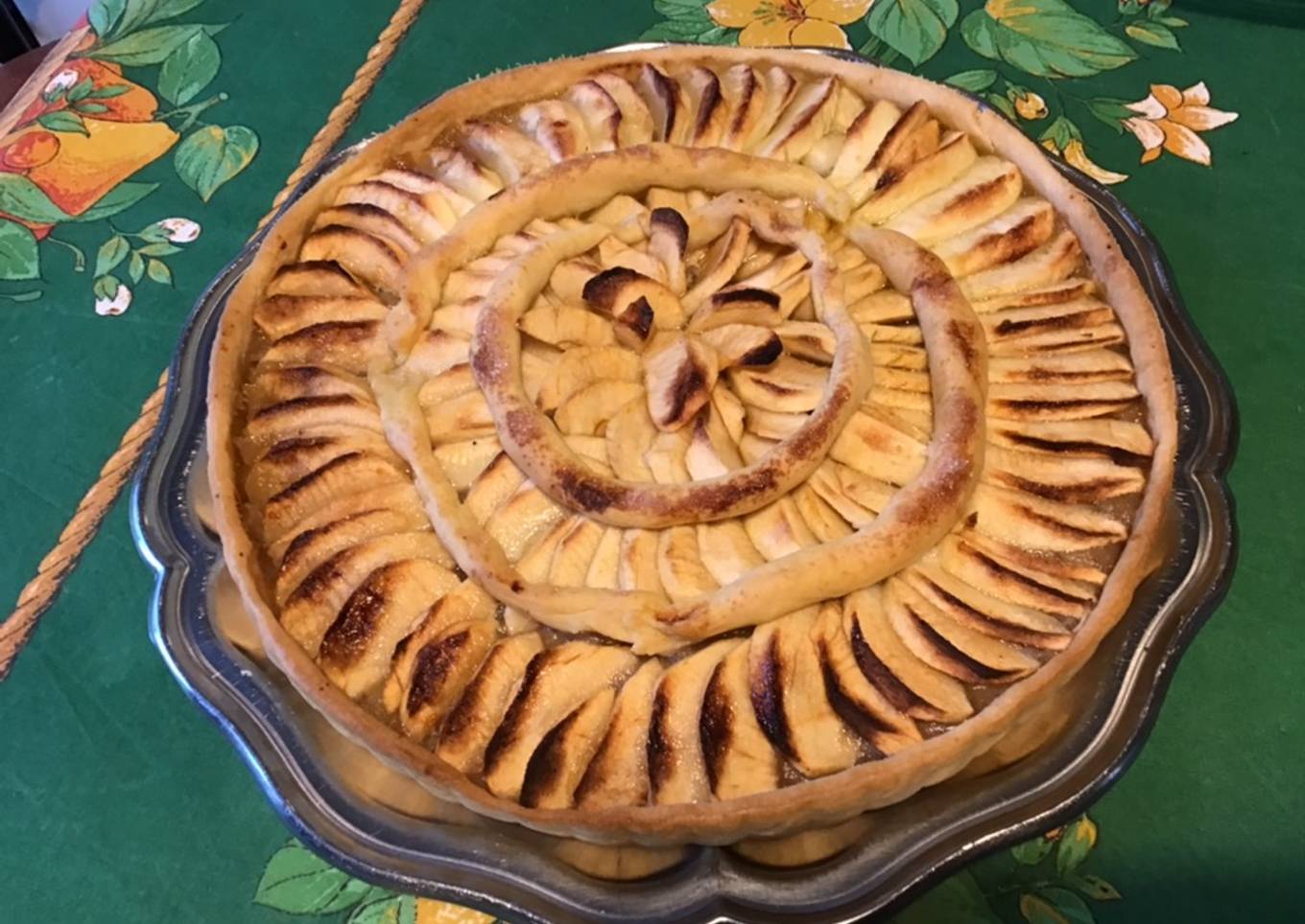 Tarte aux pommes sur lit de compote pommes et noix (pâte brisée aux deux beurres)