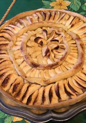 Une photo de Tarte aux pommes sur lit de compote pommes et noix (pâte brisée aux deux beurres)