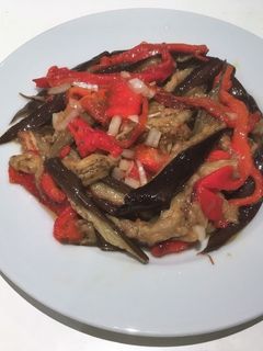 Una foto de Guarnición de berenjenas y pimientos rojos