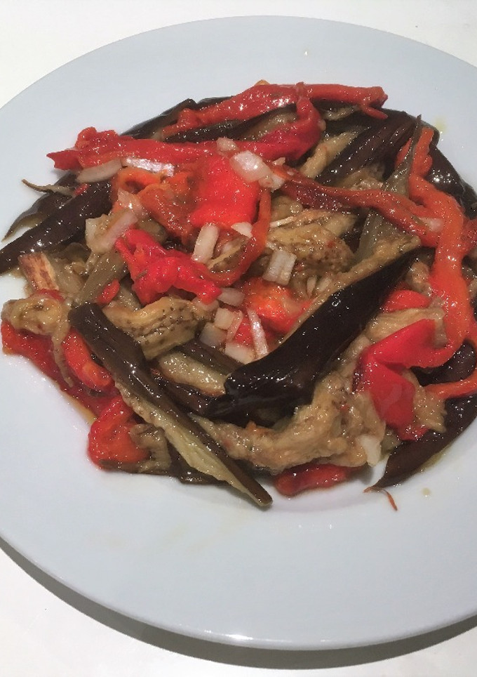 Una foto de Guarnición de berenjenas y pimientos rojos