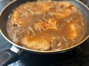 Una foto de filete de lomo en salsa de cebolla al vino blanco