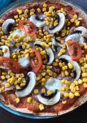 Egyszerű, gyors és diétás pizza tortillából 🍕 recept fotója