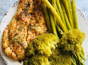 Una foto de pollo brocoli y esparragos