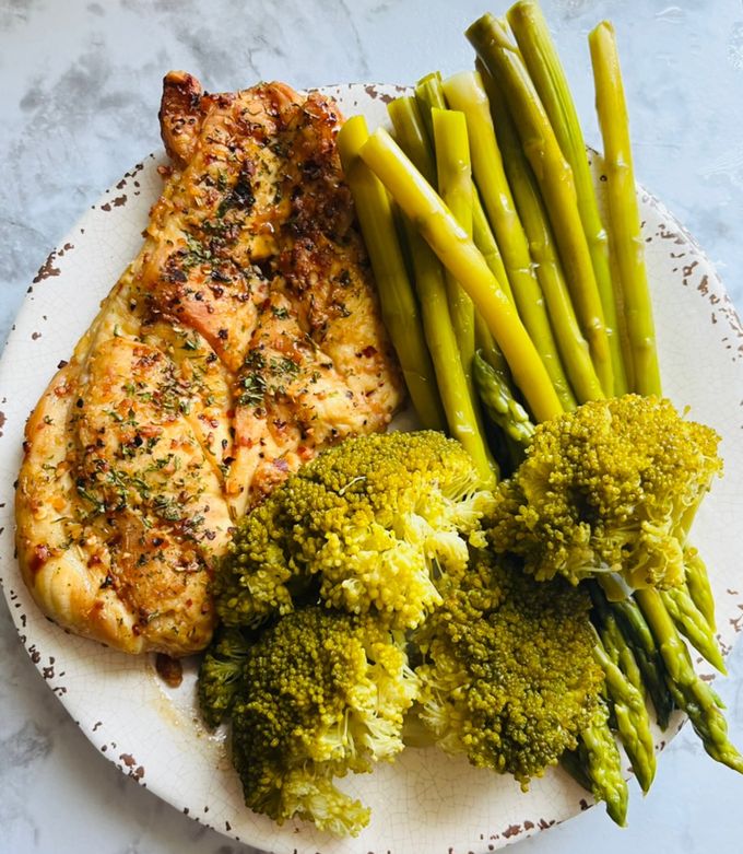 Una foto de Pollo con brócoli y espárragos