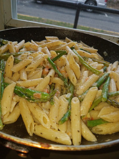 Una foto de Penne con espárrago en crema