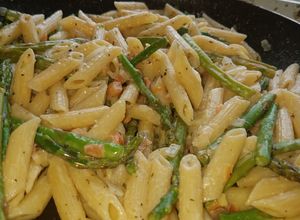 Una foto de Penne con espárrago en crema