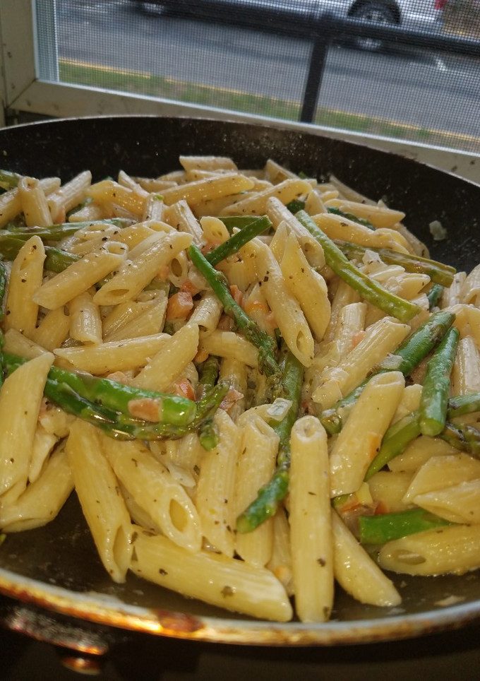 Una foto de Penne con espárrago en crema