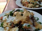 Una foto de ciboulette y yogurt