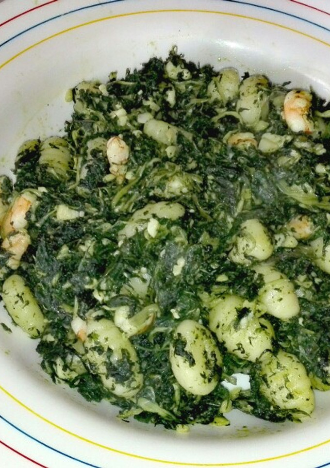 Una foto de Salteado de ñoquis, acelgas y queso fresco