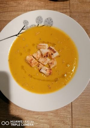 Zöldség krémleves pirított kenyérkockával recept fotója