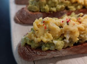 Une photo de Tartine grillé à l'avocat et œuf brouillé à l'anglaise