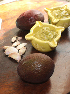 Una foto de Mayonesa de aguacate con ajo