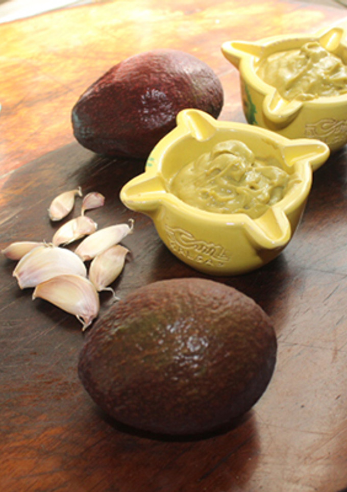 Una foto de Mayonesa de aguacate con ajo