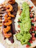 Arrachera, camarones, aguacate y pico de gallo