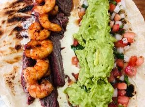 Una foto de Arrachera, camarones, aguacate y pico de gallo