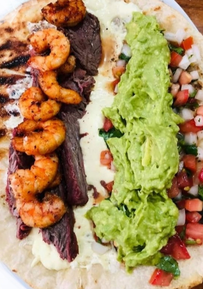 Una foto de Arrachera, camarones, aguacate y pico de gallo