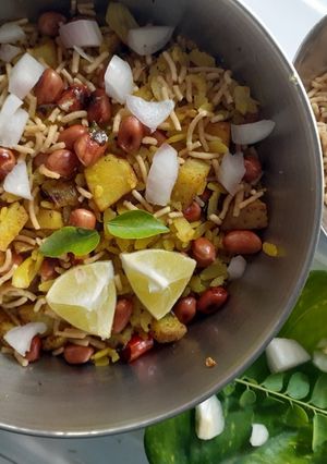 आलू पोहा (Aloo poha recipe in hindi) रेसिपी मुख्य फोटो