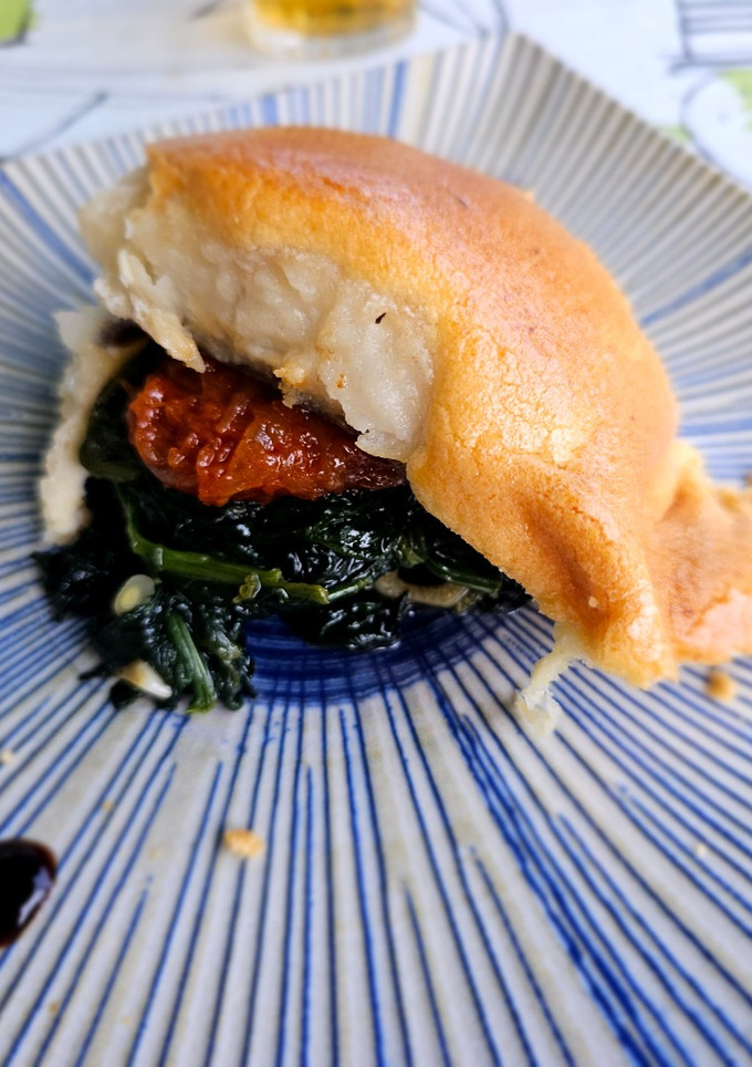 Una foto de Bacalao Skrey con espinacas y muselina de ajo 💖💖💖💖