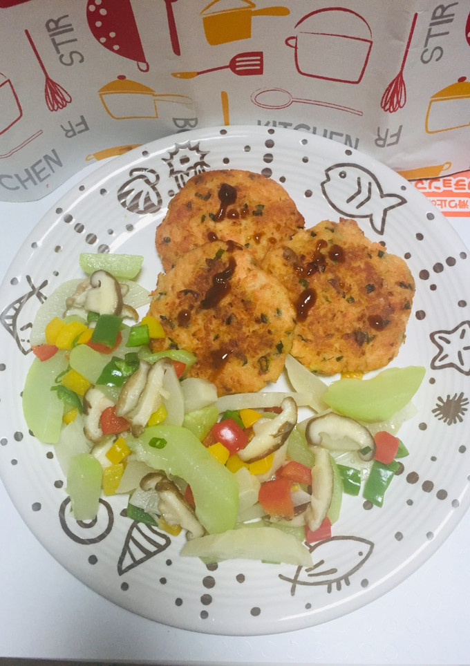 Una foto de Hamburguesas de salmón con Ensalada Caigua Chilena y mix de pimientos Hongos!!