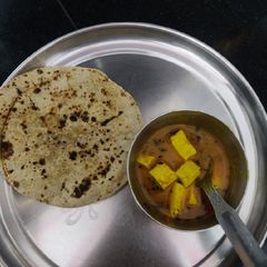 A picture of Veg paneer with roti.