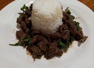 Una foto de Bistec de res con acelga y salsa soya