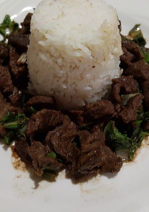 Una foto de Bistec de res con acelga y salsa soya