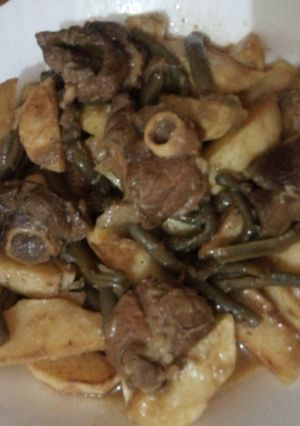 صورة لوصفة لوبيا خضراء مع البطاطا المقلية بالصوص بيضاء