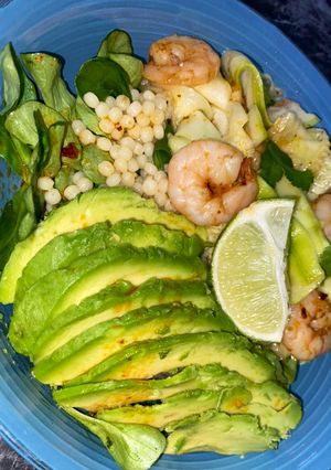 Une photo de Couscous perlé froid aux crevettes 🦐 & avocat 🥑