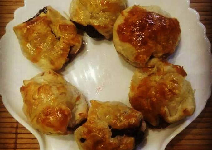 Black cherries in puff pastryπππππππππππππππππ