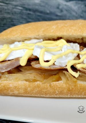 Una foto de Bocadillo de solomillo y queso de cabra con cebolla caramelizada y salsa miel-mostaza