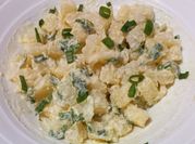 Una foto de ensalada de yuca
