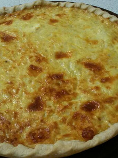 Una foto de Tarta de masa quebrada con triple queso y cebolla