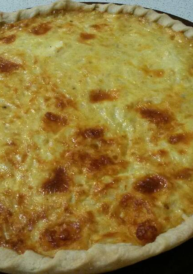 Una foto de Tarta de masa quebrada con triple queso y cebolla