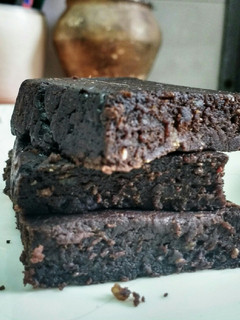 Una foto de Brownies veganos de batata, sin gluten y muy chocolatosos