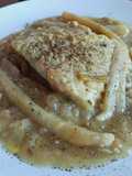 Bacalao a la miel con calçots y piñones