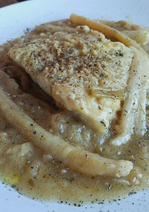 Una foto de Bacalao a la miel con calçots y piñones